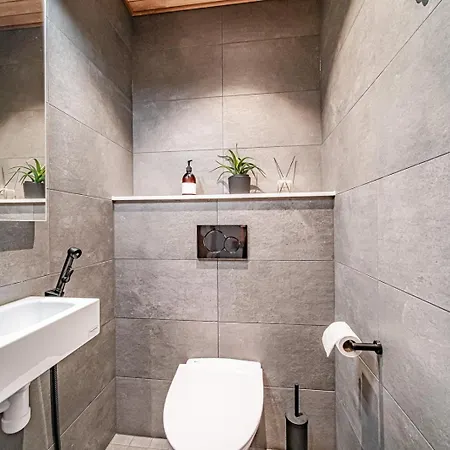 C10 Center Incl 2 Passes By Aavalevi Huoneisto